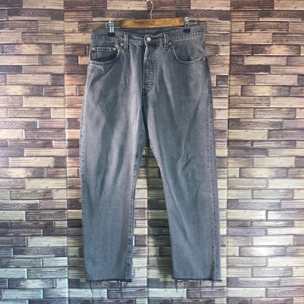 EUC Women’s Levis Strauss Jeans Color Gray Original 501  Cropped Size 30x26